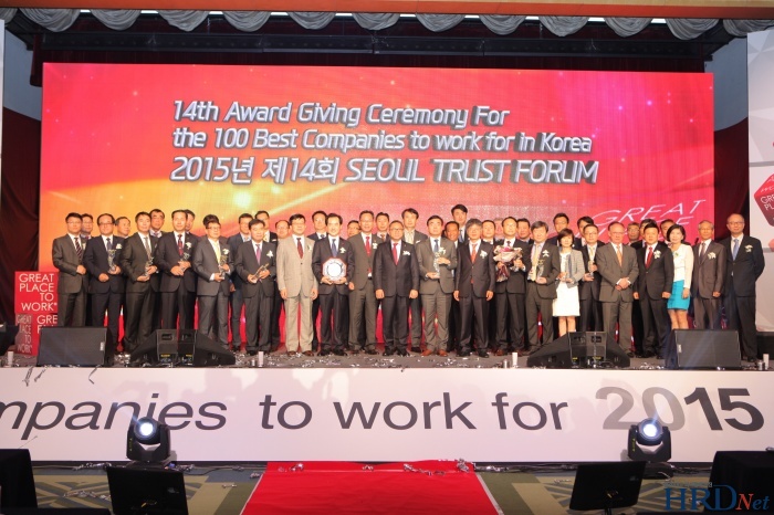 ※ 대한민국 일하기 좋은 100대 기업으로 선정된 기업의 CEO들이 모두 함께 단체사진을 촬영했다.