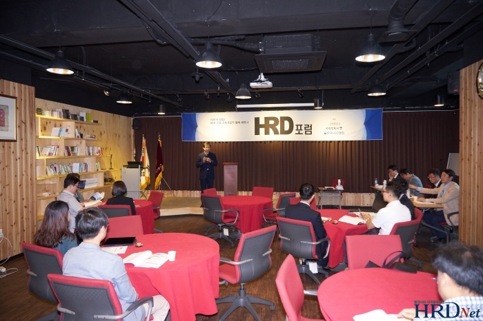 ※ 제 297차 HRD포럼에서 엄준하 회장이 개회사를 하고 있다.