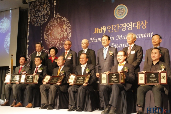 (앞줄 오른쪽부터) 마이다스아이티 이형우 대표이사, 두상달 가정문화원 이사장, 구자관 삼구아이엔씨 책임대표사원, 윤동한 한국콜마 대표이사 회장, 최규복 유한킴벌리 대표이사, 김영철 동화세상에듀코 대표이사 사장 불참으로 子 대리수상